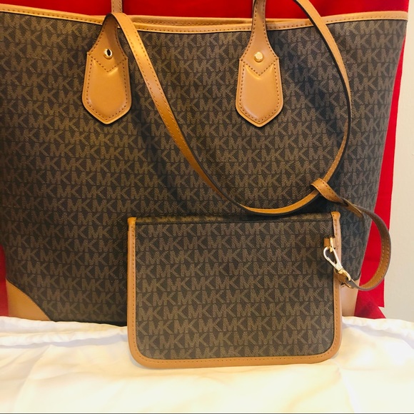 Michael Kors oversized tote and snap pouch. - Picture 8 of 16